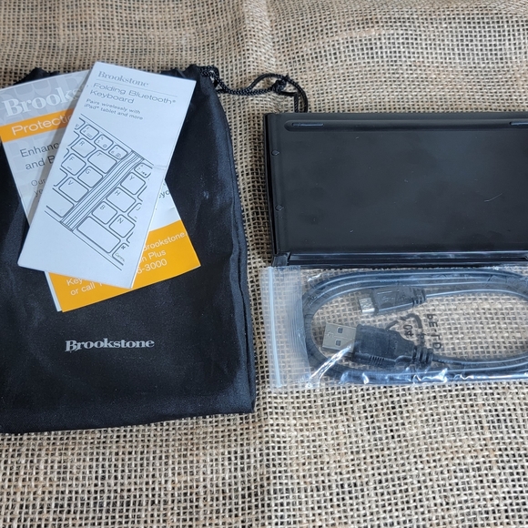 Brookstone wireless folding keyboard - Picture 2 of 2